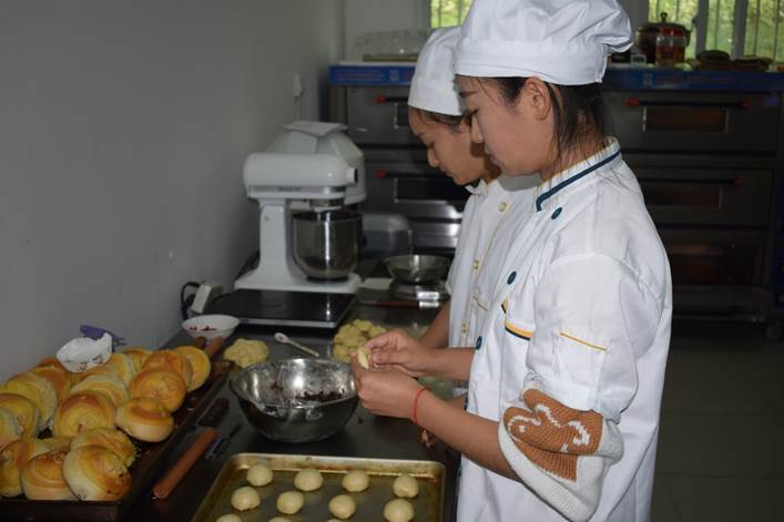 说明: G:\就业工作\创业工作\2017创业培训\​英国365集团公司官网：就业创业成果展展板制作素材\食品-创客西点屋.JPG